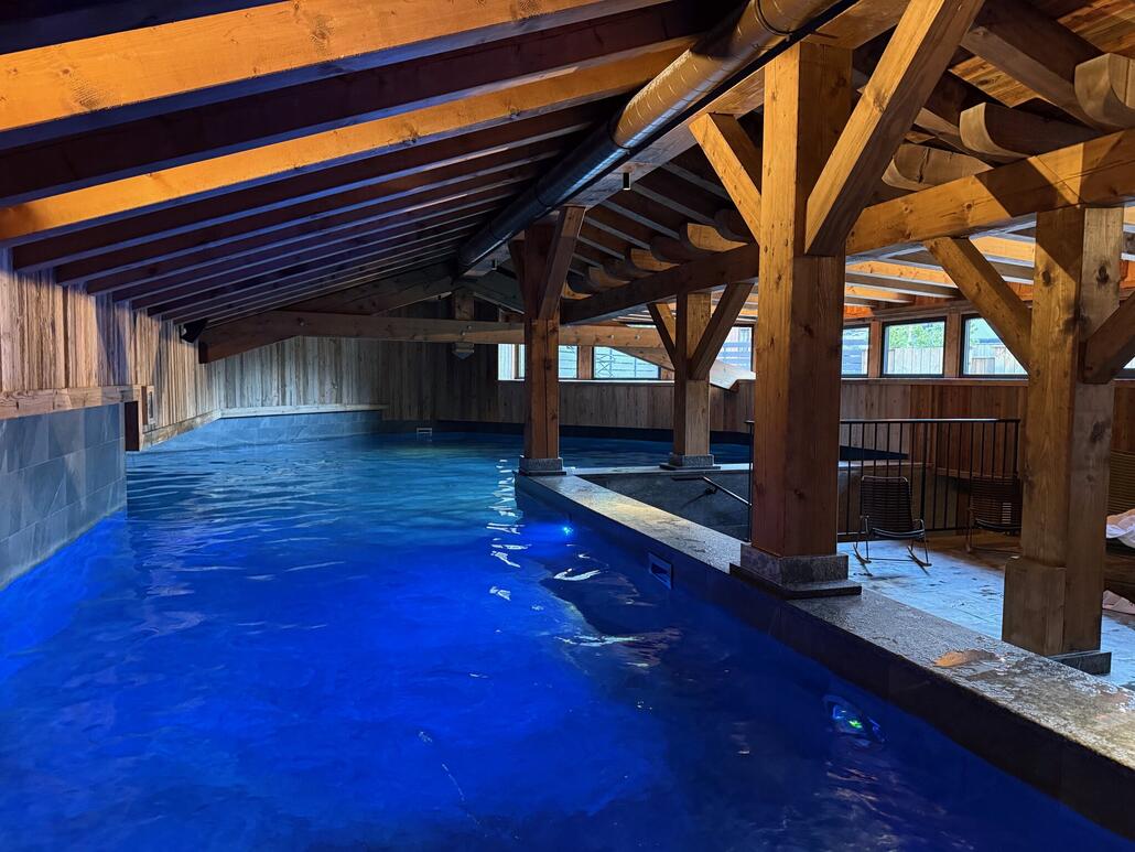 Ein Plausch im Hotel-Pool um den Tag abzuschliessen.