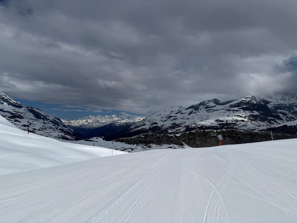 Die Pisten sind super präpariert, der Schnee etwas weich, aber am frühen morgen noch sehr toll. Wir geniessen den Ausblick auf dem Mont-Blanc.