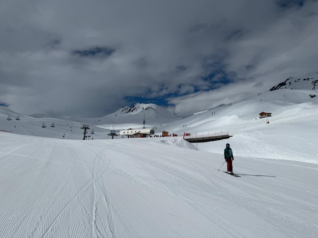 Ein Blick zurück zeigt ein etwas trostloses Wetter. Die Sichten sind wegen der dunkele Bewölkung auch relativ schlecht.