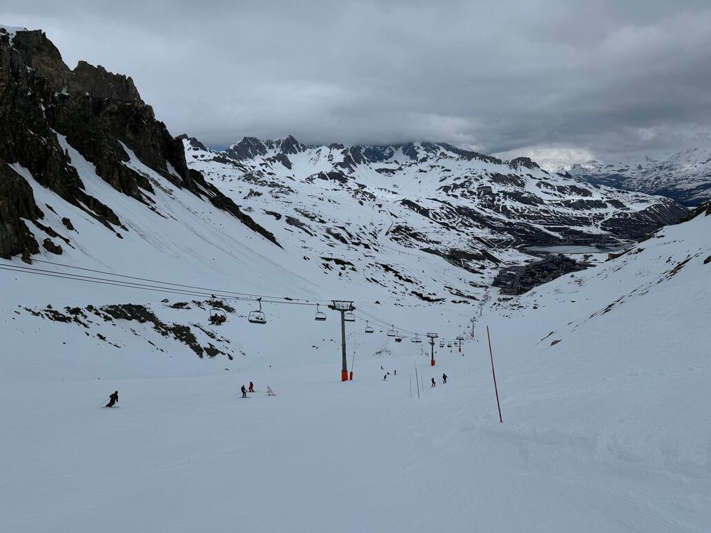 Der nächste Fahrt war dann am 4-KSB «Les Lanches». Hier gab es früher mal Hauben. Jetzt alles altmodisch ohne. Immerhin auch eine Doppelmayr Anlage. Und noch viel wichtiger: Die dazugehörige Piste am Vormittag noch gut zu carven! Leider im untersten Bereich wieder sehr sulzig.