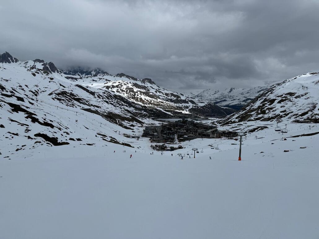 Kontraste im Schnee sucht man leider vergebens. Es ist alles eine weisse Masse. Aber Besserung ist in Sicht, die erste Sonnenstrahlen erreichen Tignes!
