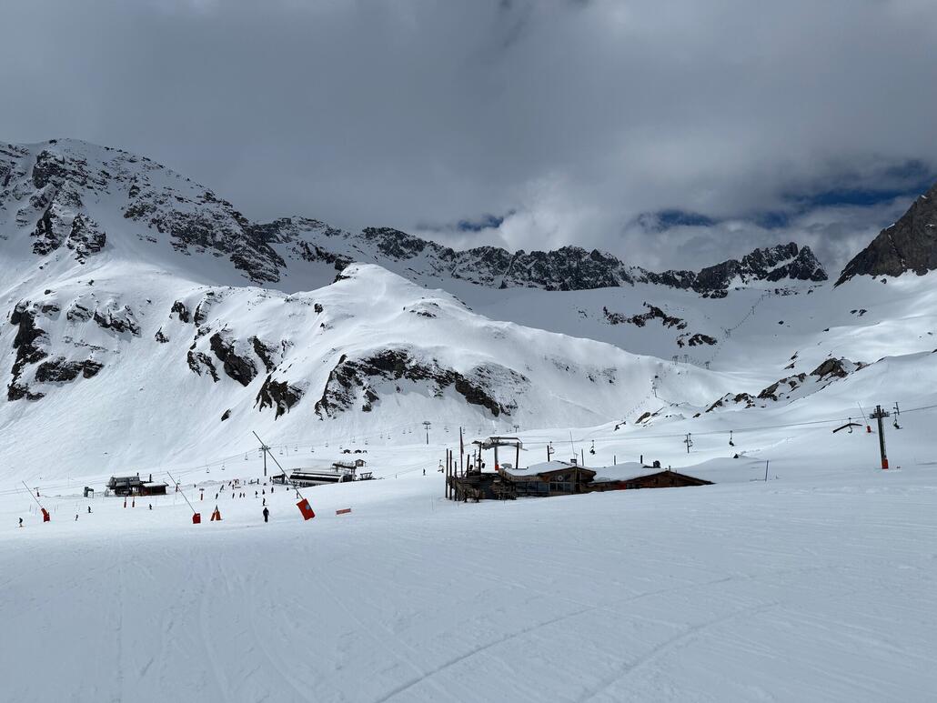 Wir sind nun auf der andere (nördliche) Seite von Tignes hochgefahren am 6-KSB «Tichot», mit Südhänge. Hier mit Blick und Umstieg zum 6-KSB «Grattalu». Leider hatte der DSB «Col des Ves» bereits Saisonschluss, drehte dennoch ein paar Wartungsrunden.