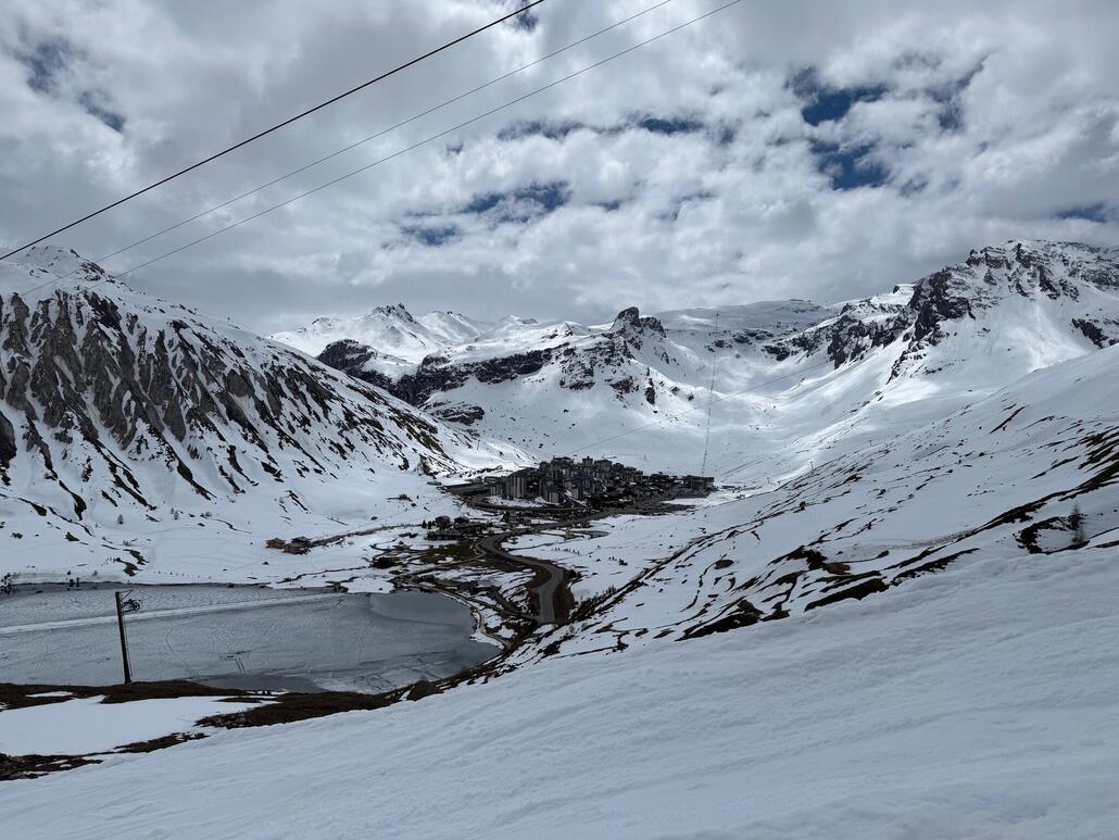 Eine anstrengende Sulzschlacht erwartet uns runter zum 6-KSB «Palafour». Immerhin werden wir mit ein schönen Blick auf dem See von Tignes (einfallslos «Lac» genannt) und Tignes 2100 Val Claret belohnt.