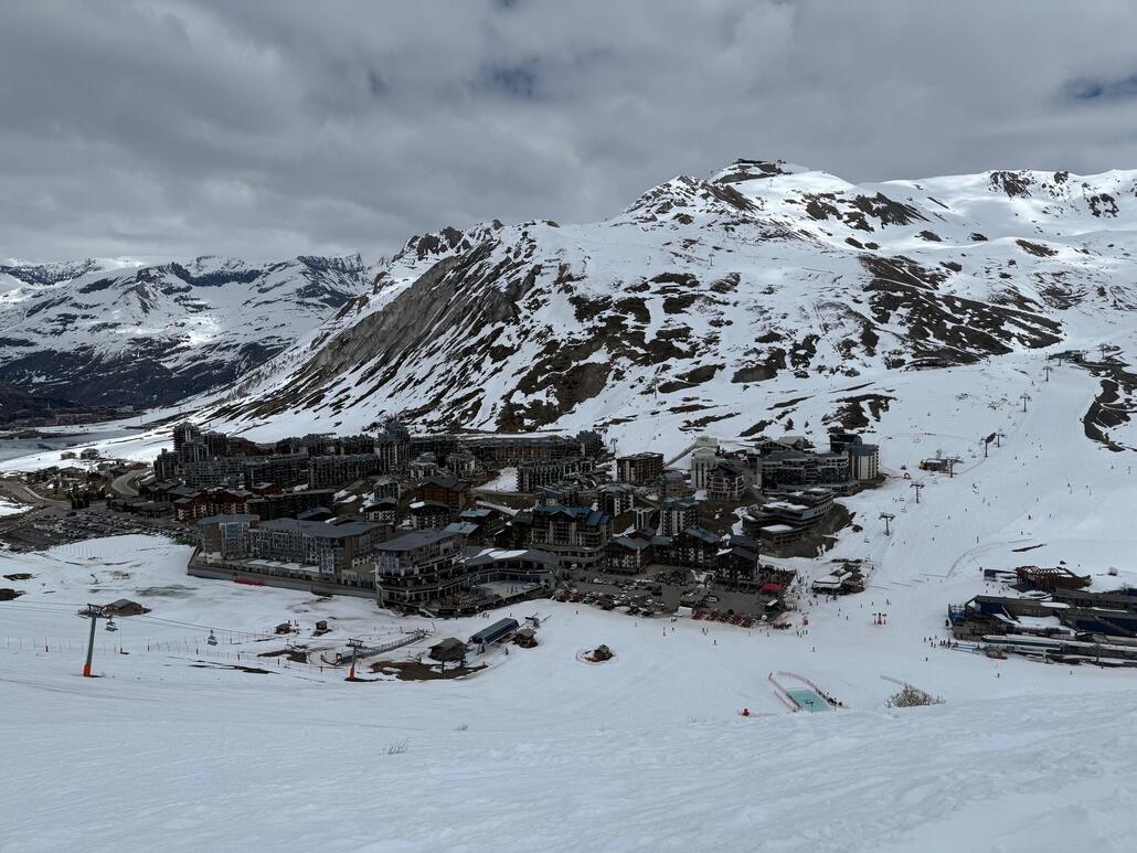 Wir fahren wieder zurück zum Tignes 2100 Val Claret, um nun endlich auf den Gletscher zu fahren, und den Sulzschlacht rundum Tignes 2100 zu entkommen.