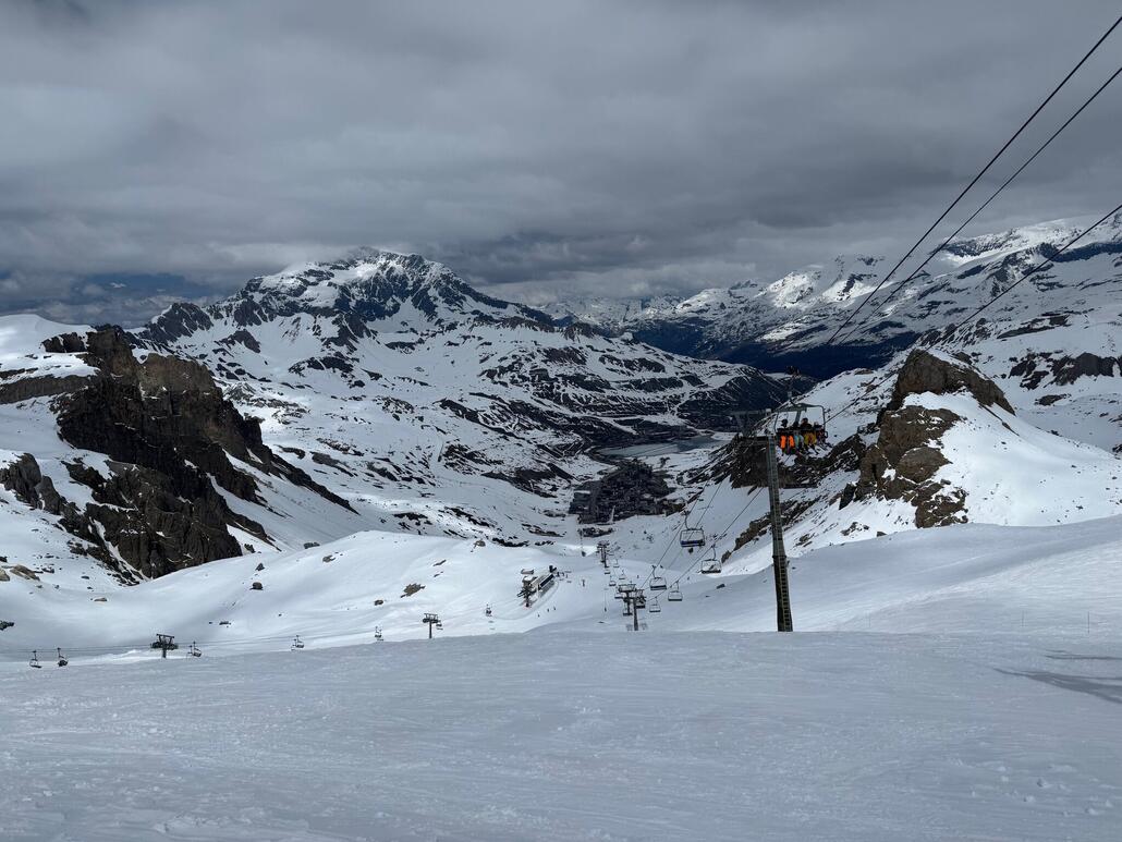 Blick runter auf Tignes 2100, gesehen von der Bergstation «Les Lanches». Links unten die Talstation der 4-KSB «Panoramique» und Erschliessung zum Gletscher PB «Grande Motte».