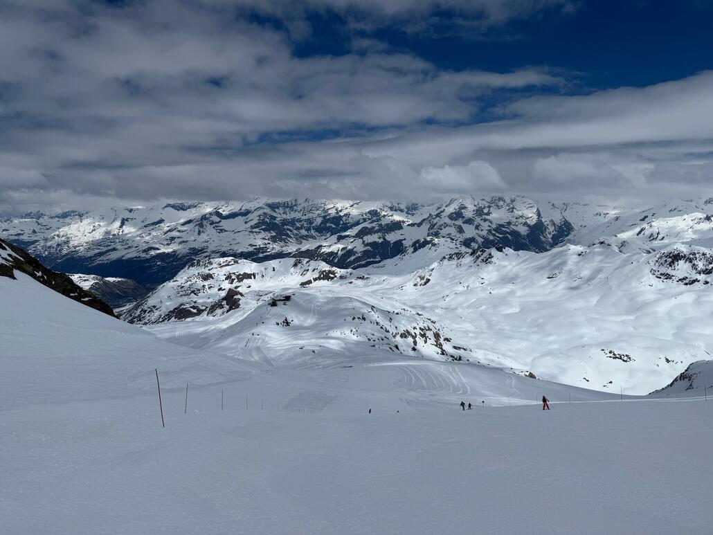 ...ein Traum! Pulveriger Schnee und tolle Griffigkeit, wie am Samstag! Genial! An einem Stück geht es 1300 Höhenmeter runter nach Tignes 2100.