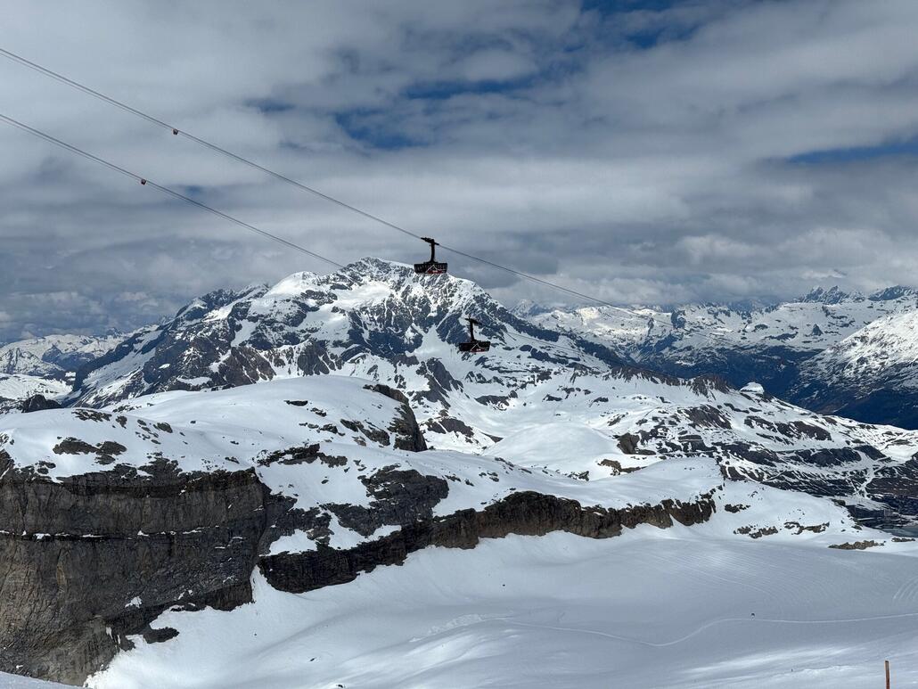 Wir haben Glück und können gerade noch in der bereits volle Pendelbahn «Grande Motte» einsteigen. An der Bergstation auf über 3400 m angekommen, muss man erst noch ein wenig Bergauf laufen, bevor die Pisten anfangen. Eher unschön gelöst, doch es erwartet uns die beste Abfahrt des Tages...