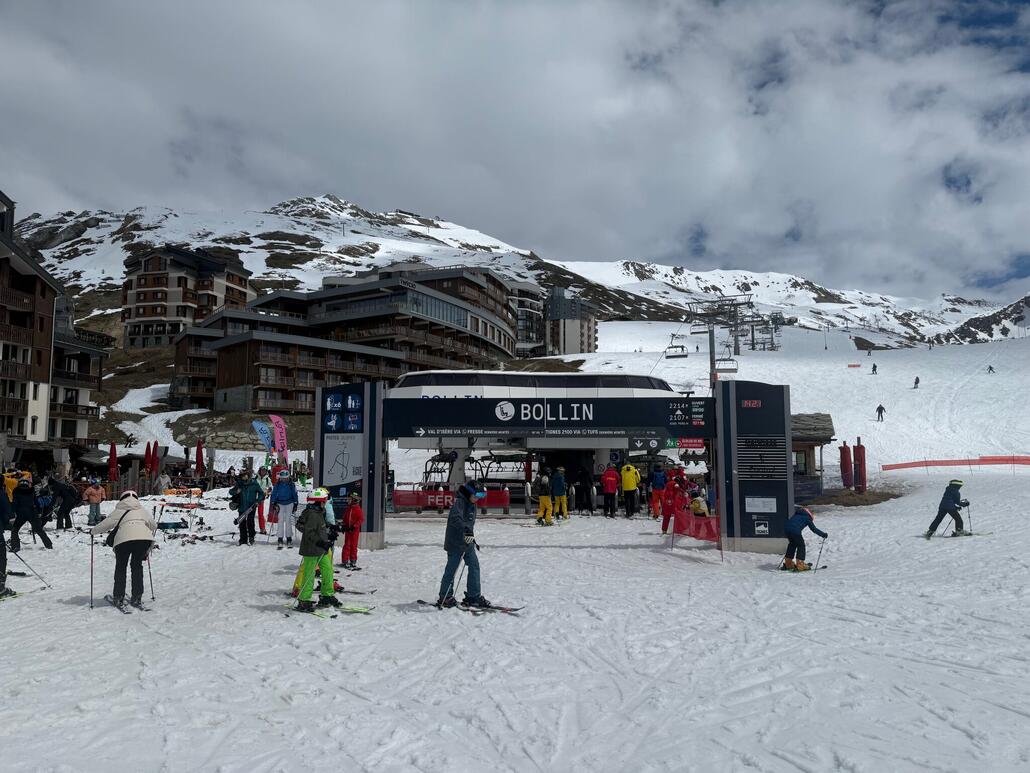 Um zurück nach Val-d'Isère zu kommen, kann man unten in Tignes 2100 Val Claret eigentlich direkt mit der 6-KSB «Fraise» hochfahren. Hier der linke Einstieg. Diese war leider gesperrt und die zweite Sektion inaktiv. Deshalb mussten wir hier rechts am 6-KSB «Bollin» einsteigen, wonach man in der Mittelstation aussteigen muss. Eine einzigartige und spannende Konstruktion von Doppelmayr. Etwas was ich in Österreich noch nie gesehen habe.