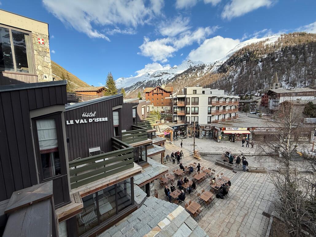 Im Hotel geniessen wir gemütliche Stunden im Pool, Sauna und Hamam. Anschliessned ein feines Nachtessen direkt im Hotel.