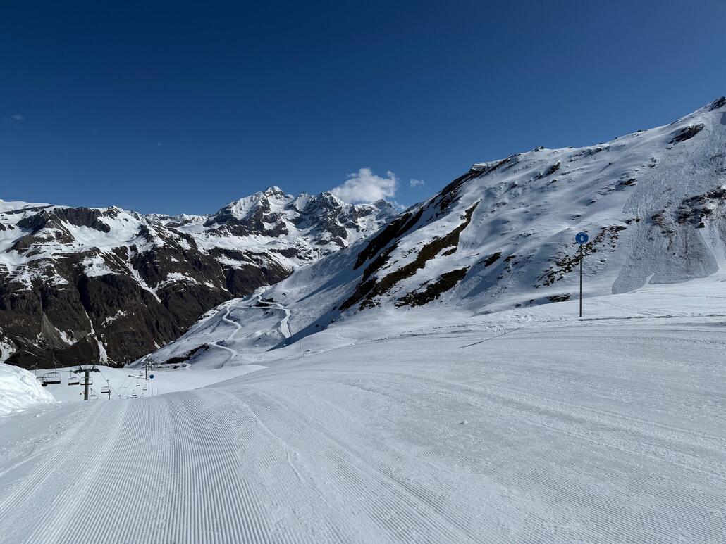 Diesmal zum 4-KSB «Datcha»! Schade, läuft der 6-KSB «Laisinant» nicht mehr, sonst hätte man hier noch eine lässige Talabfahrt fahren können.