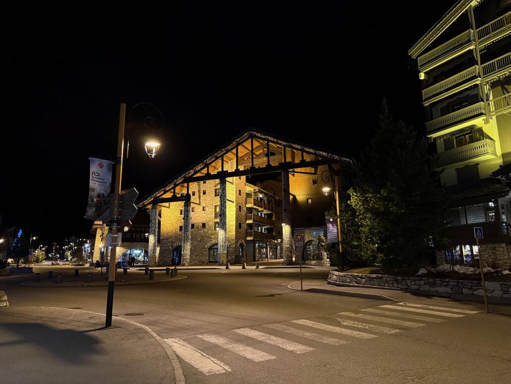 Nachtliche Stimmung in Val-d'Isère. Auch Ende April noch weihnachtliche Stimmung, wie überall in Französische Skiorten.