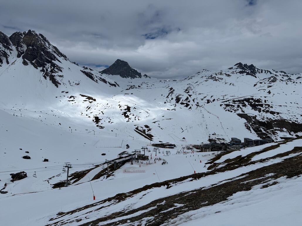 Tignes 2100 Val Claret bereits in Sicht. Die Pisten sind hier am «Du Bollin» bereits sehr weich und zerfahren. Auch ist bedeutend mehr los auf den Pisten rundum Tignes.
