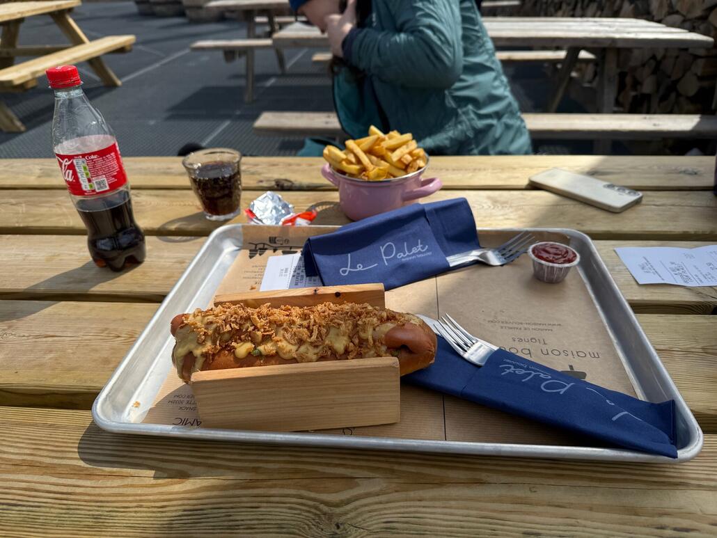 Ein leckeren Hot Dog rundet die erste sonnige Wiederholungsfahrten am «Grattalu» 6-KSB gebührend ab.