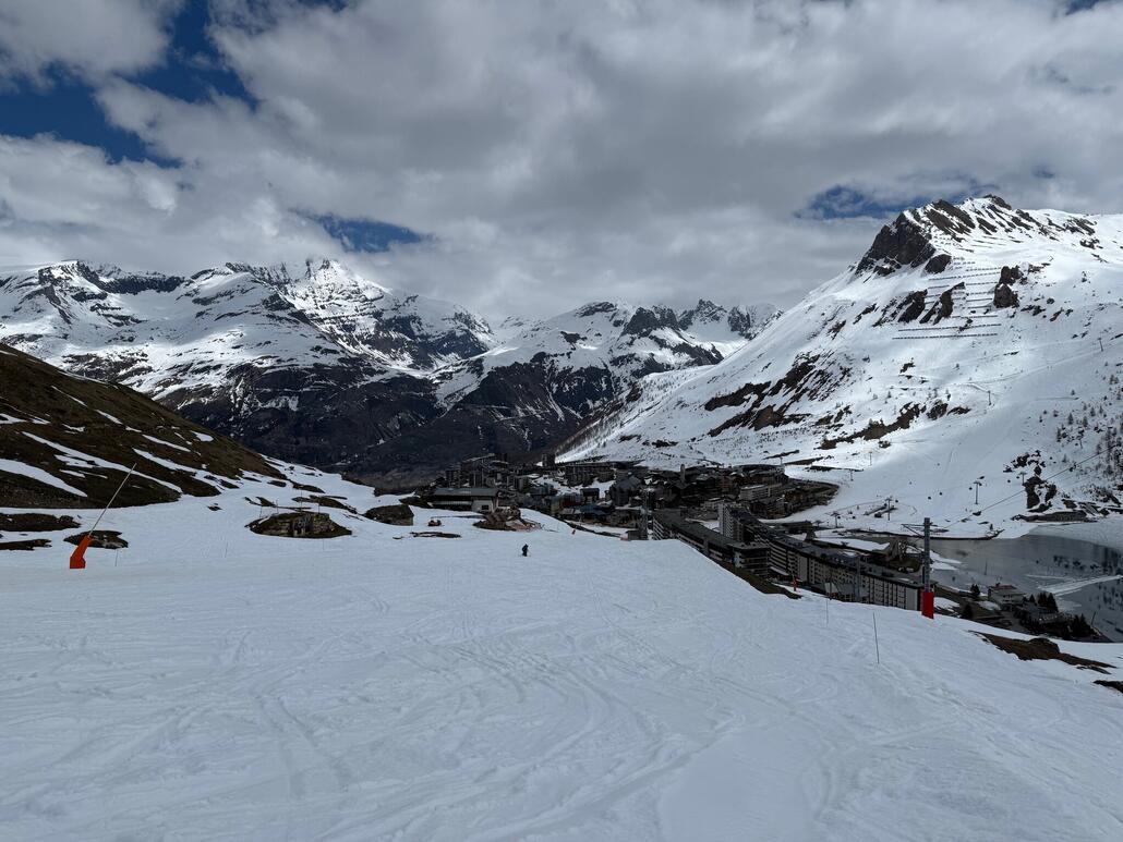 Allerdings ist Tignes 2100 wirklich ein hässlicher Französischer Skiort. Wo Val-d'Isère in Puncto Authentizität sehr viele Pluspunkte zu sammeln weiss, legt Tignes ausgiebig mit Negativpunkte nach. In Tignes hört man auch immer wieder auffällig viel Niederländisch auf den Pisten, während in Val-d'Isère eher Französisch und Englisch angesagt ist.