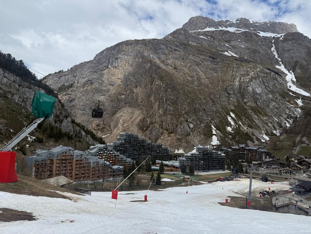 Eigentlich wollten wir noch das vergessene Dorf «Le Village Perdu» besuchen, doch der Piste dorthin war (obwohl aufm Pistenplan als geöffnet eingezeichnet) dennoch spontan geschlossen. Eine sehr schwere Sulzabfahrt brachte uns hinunter nach La Daile, was wieder zur Val-d'Isère gehört. Hier aufm Bild sind wir bereits fasst unten angekommen, mit dem speziellen Hotel Champs Avalins. Von hier geht es mit dem Bus zurück zum Hotel.