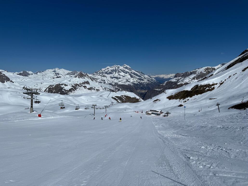 Auch heute sind die Pisten am 6-KSB «Glaciers» wieder ein Leckerbissen. Zahlreiche Wiederholungsfahrten folgten. Frankreich und schlechte Präparierung? Nicht in Val-d'Isère!