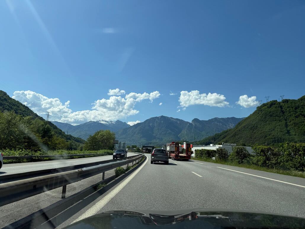 Erfüllt vom besten Skitag der Saison fahren wir zurück in die Schweiz. Bereits kurz nach verlassen von Val-d'Isère läuft die Temperatur rapide aufwärts, sogar bis 27,5°C auf der A430 zwischen Albertville und Chambéry. Wellness und Dusche hätten wir noch nach dem Skifahren im Hotel benutzen dürfen, obwohl wir schon ausgecheckt waren.