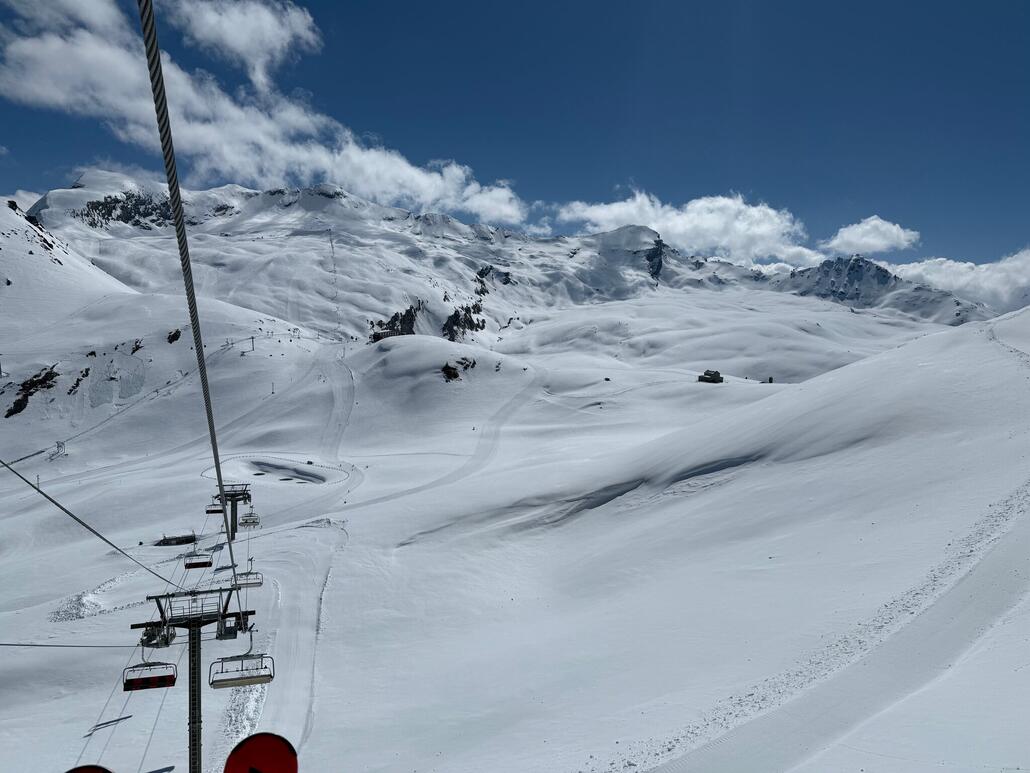 Irgendwann lockt aber der 6-KSB «Leissières» um weiter zum Gletscher zu kommen. Eine Fahrt über dem Grat bleibt ein Erlebnis! Hier mit Blick auf der Passhöhe von Col de l'Iseran. Im Sommer mit 2764 m Höhe der höchstüberfahrbare Passstrasse der Alpen!