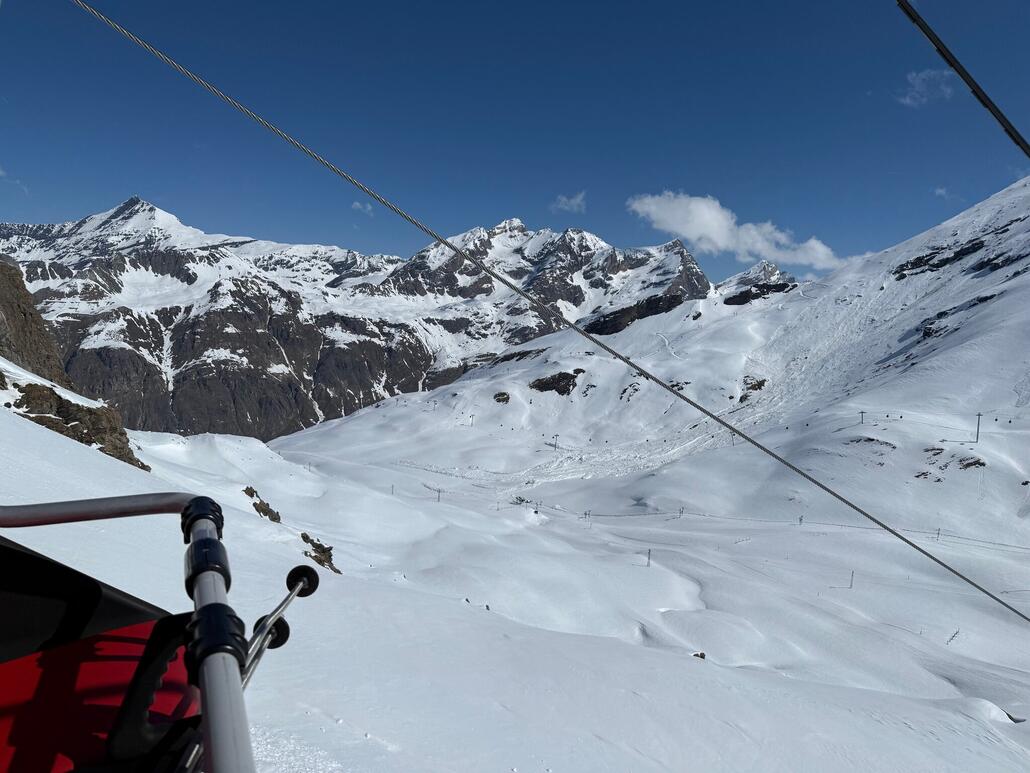 Nach links sehen wir eine runtergekommene Lawine unter der Trasse von der 10-EUB «Vallon».