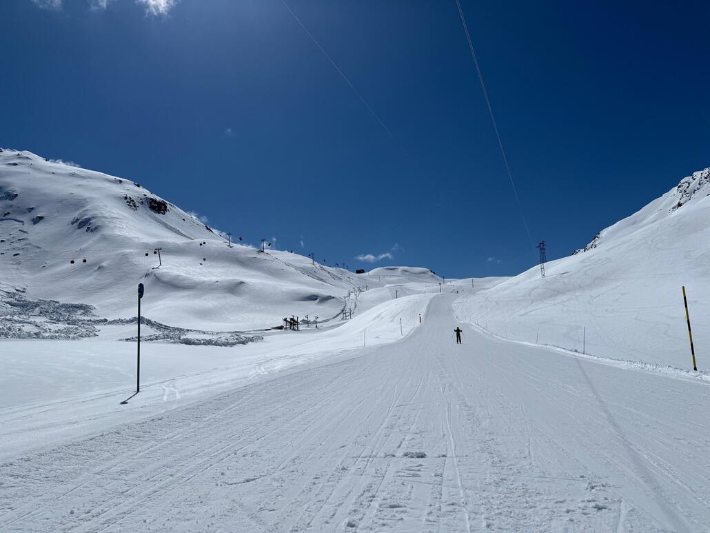 Die Pisten am 10-EUB «Vallon» sind schön aufgefirnt, aber noch nicht weich. Tip-Top!
