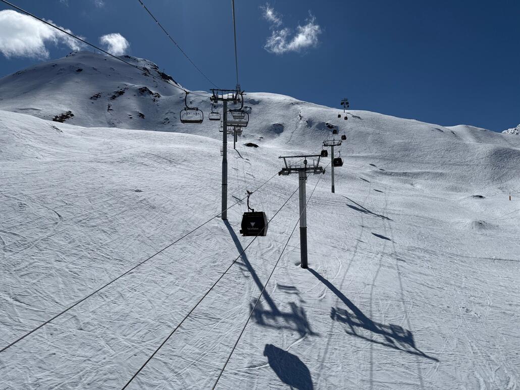 Kurz nach der Talstation überquert man in der 4-KSB «Pyramides» die 10-EUB «Vallon».