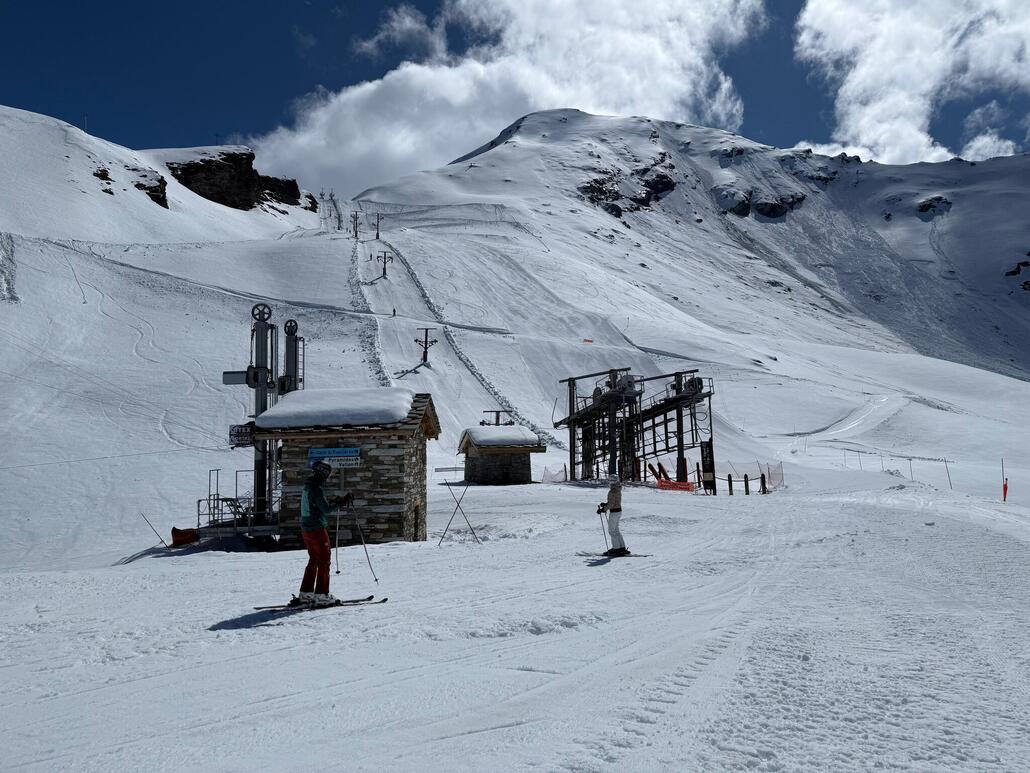 Heute scheint die schwarze «Signal» Piste frisch präpariert zu sein, drum fahren wir gleich weiter mit dem gleichnamigen KSSL. Eine nette Abfahrt, aber es wird unsere 'schlechteste' Abfahrt vom Tag sein. Die rote Abfahrt zurück zur EUB war dann wieder perfekt in Schuss.