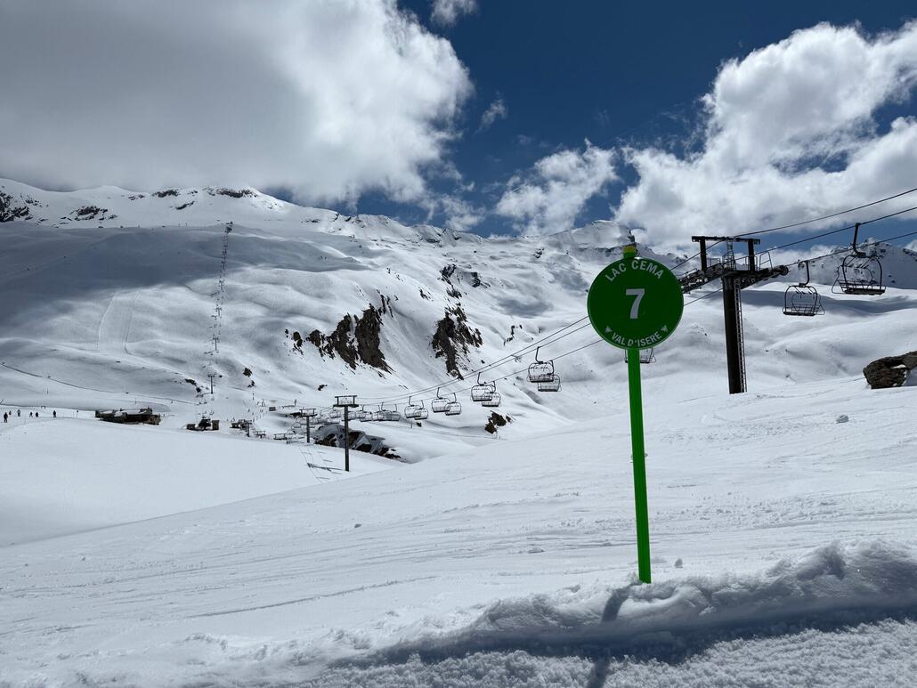 Leider ziehen ein paar dunkele Wolken vorbei, aber es bleibt traumhaftes Wetter. Diese Sektor am Gletscher von Pisaillas ist mein Favorit im Gebiet. Die viele Pistenvarianten in perfekt präparierten Zustand sind einfach unwiderstehlich. France at it's best!