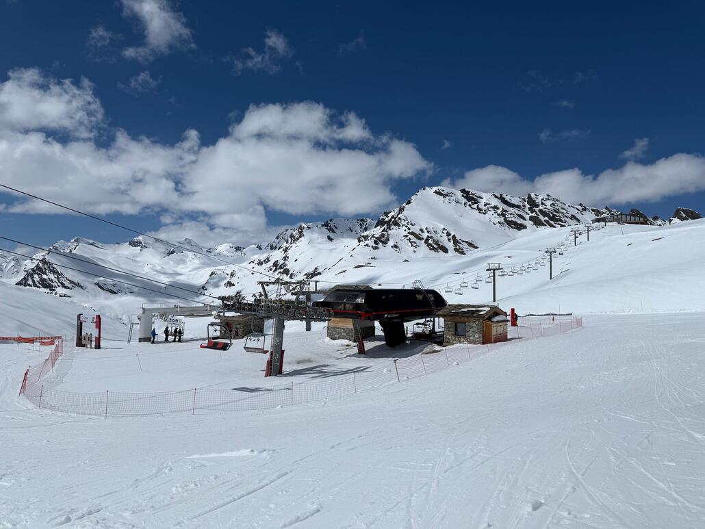 Die 4-KSB «Cascade» von Leitner wurde renoviert. Nicht nur die schwarze Lakierung an den Stationen ist neu, sondern auch die Sessel. Auf die andere Seite führt eine alte 4er Krücke zurück zum Winterskigebiet.