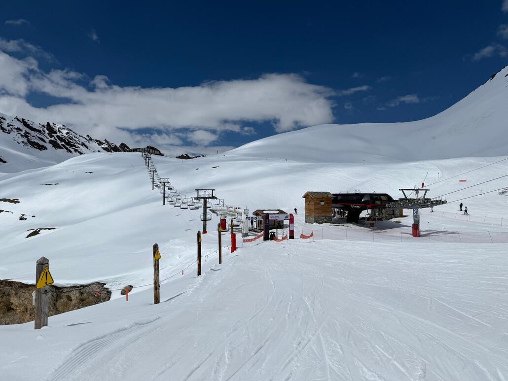Allerdings fordert unsere Zeitplanung langsam den Rückweg an. Mit dem sehr unbequemen 4-SB «Cema» von Montaval, eine ehemalige interne Lifthersteller von Val-d'Isère die Lifte in Zusammenarbeit mit Yan-Lift und später Skirail baute, geht es zurück ins Haupt bzw. Winterskigebiet.