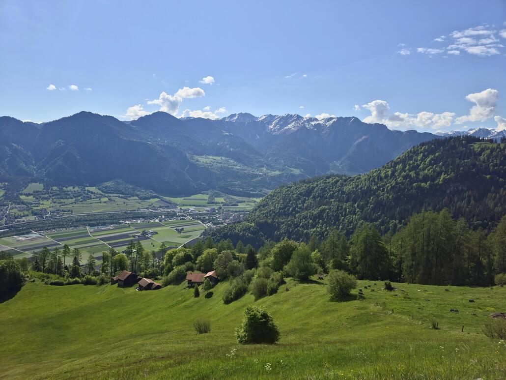 Blick übers Rheintal mit Untervaz zum gegenüberliegenden Hochwang