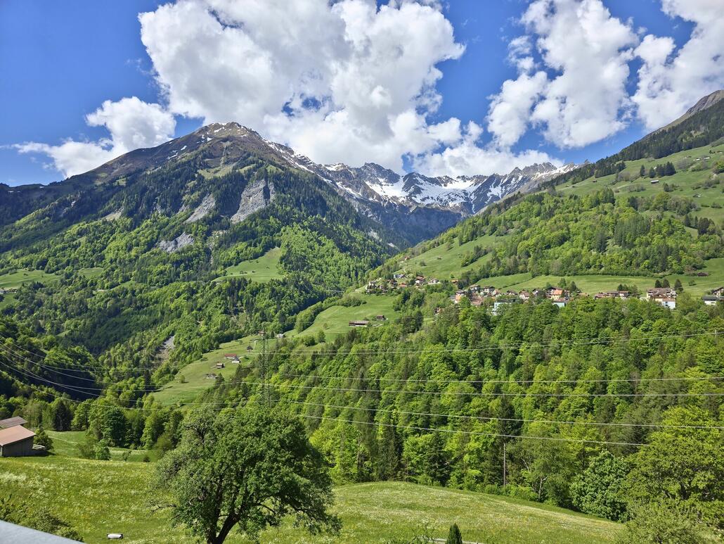Im Taminatal: Blick nach Valens und dem Pizol dahinter.