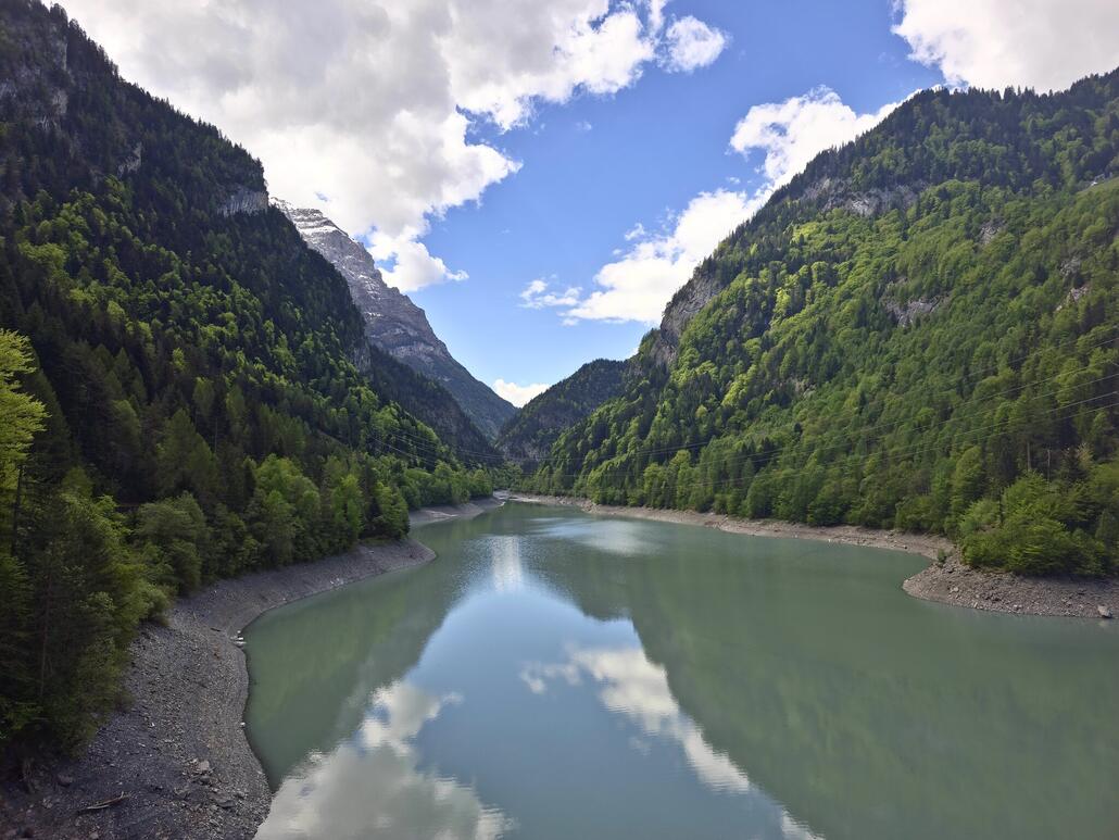 Mapraggsee mit Calanda auf der linken Seite.