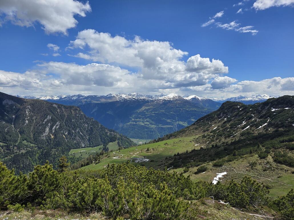 Blick zum Kunkelspass und übers Rheintal in Richtung Lenzerheide.