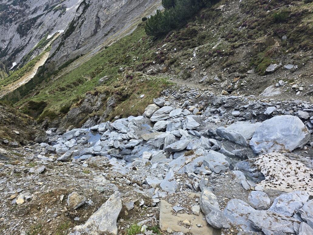 Erste Bachüberquerung. Hier fehlt die Brücke, die wird wohl erst zur Eröffnung der Hütte angebracht. War dann aber problemlos machbar.