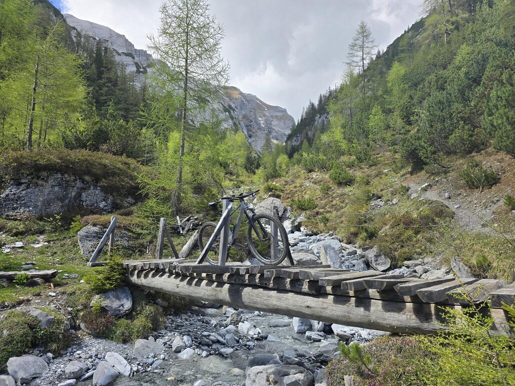 Die untere Brücke stand hingegen.