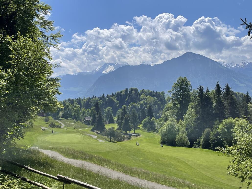 Zurück gehts vorbei am Golfplatz vom Luxusressort Bürgenstock.