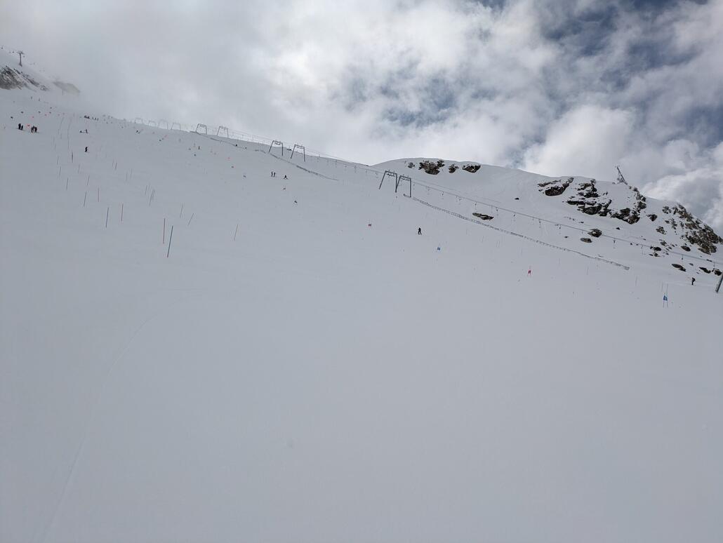 Die rote 8 ist "zu gesteckt". Als später die Stangen weg waren, gab es auf der Piste ordentliche Längswulste.