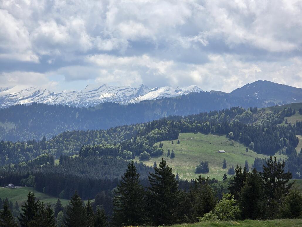 Zoom zu den Churfirsten. Hier scheint es in den letzten Tagen etwas geschneit zu haben.