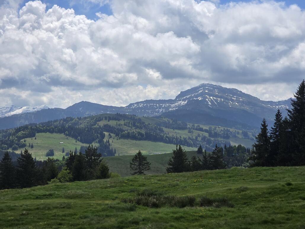 Room über den Bergrücke Richtung Tanzboden und Speer dahinter