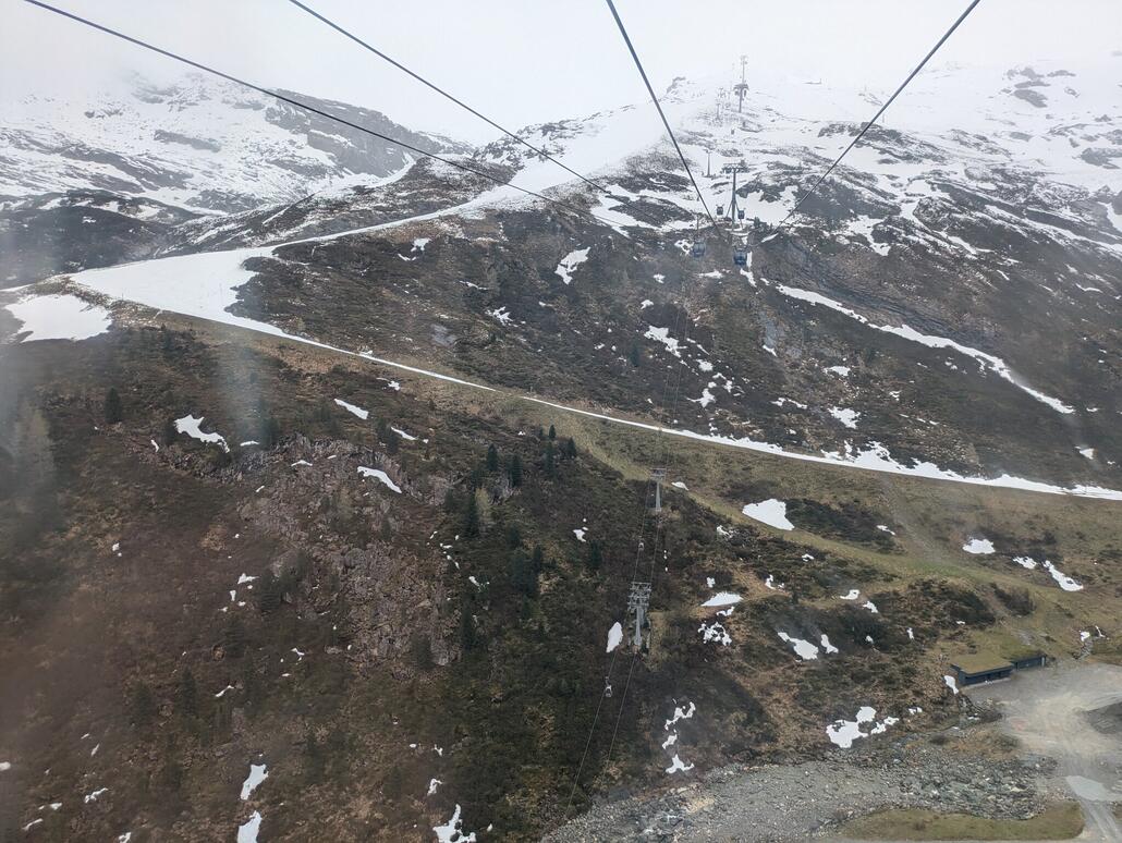 Blick auf die schon gesperrte Piste 2 rot.
