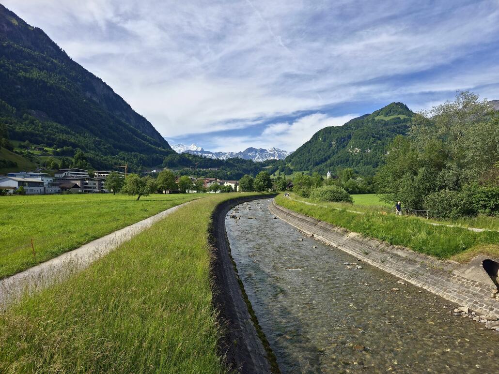 Angekommen in Giswil, Blick talaufwärts Richtung Brünig sowie dem Bergen des Berner Oberlands dahinter.