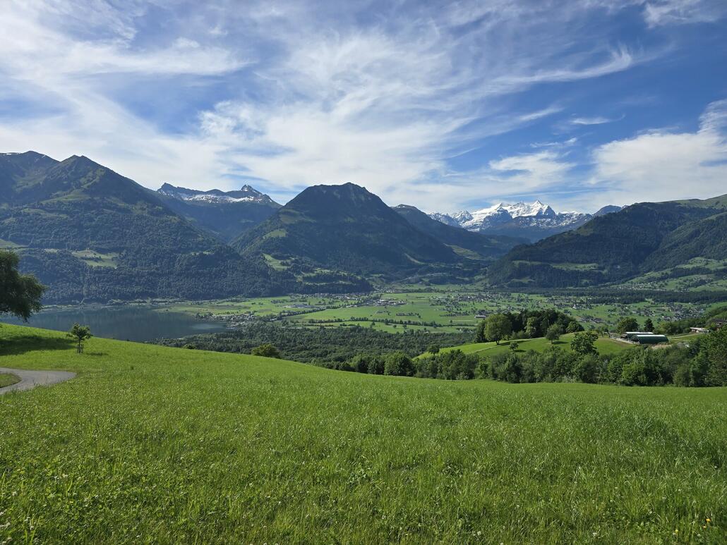 Nach rund 350 Höhenmeter lege ich einen kurzen Foto-Stopp ein. Blick über den Sarnersee und Giswil in Richtung Brünig.