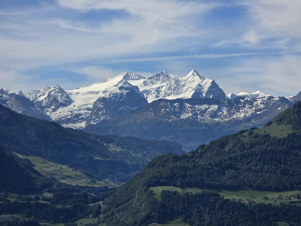 Dahinter sind (von links nach rechts) Rosenhorn, Mittelhorn und Wetterhorn zu sehen.