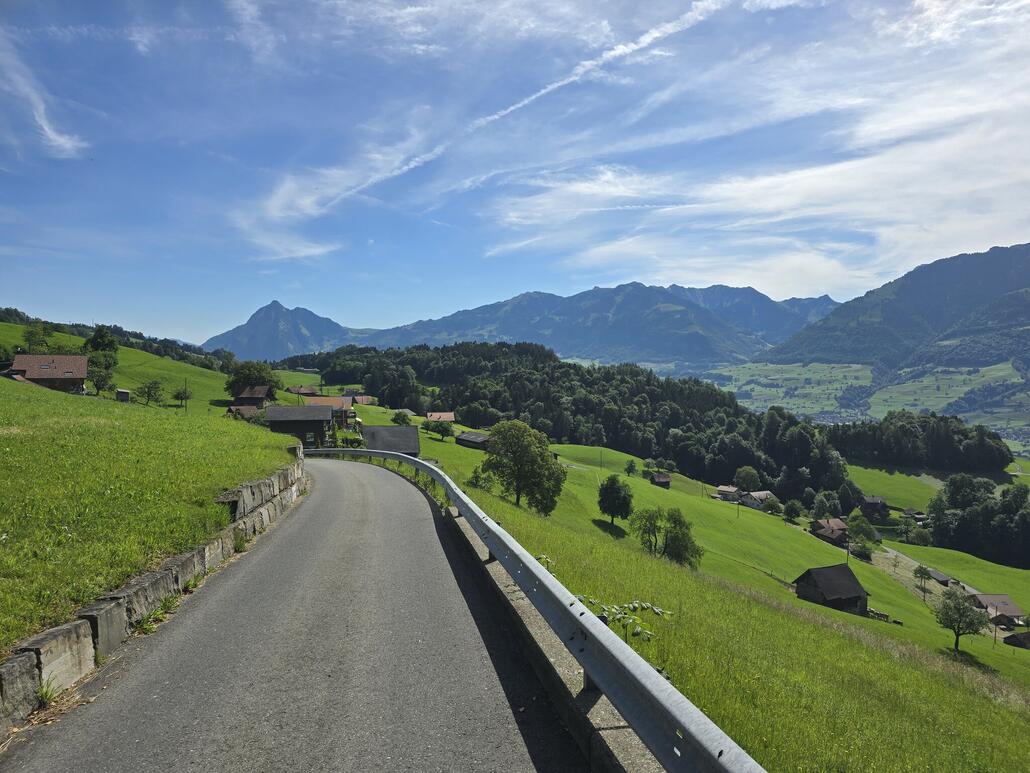 Sehr reizvolle Landschaft hier, im Hintergrund ist das Stanserhorn zu sehen.