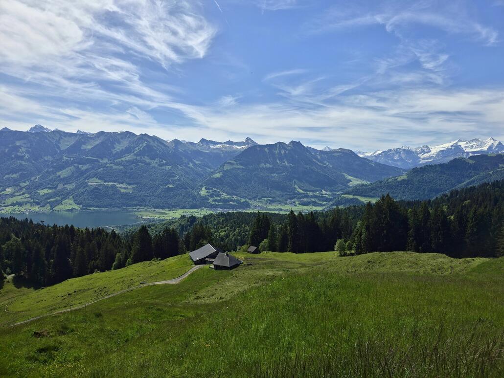 Unterwegs auf der Passstrasse zum Glaubenberg, Blick über das Tal mit Sarnersee und Giswil in Richtung Brünig
