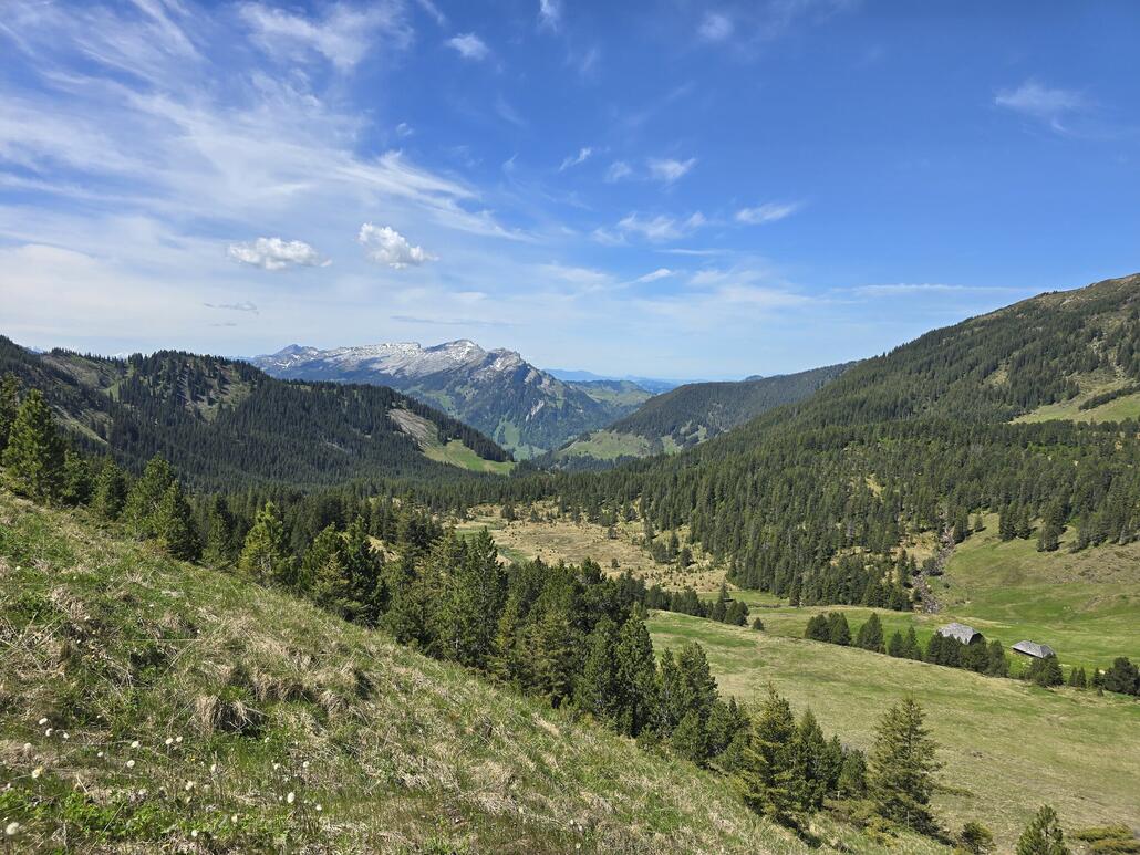 Blick Richtung Entlebuch mit der markenten Schrattenflue