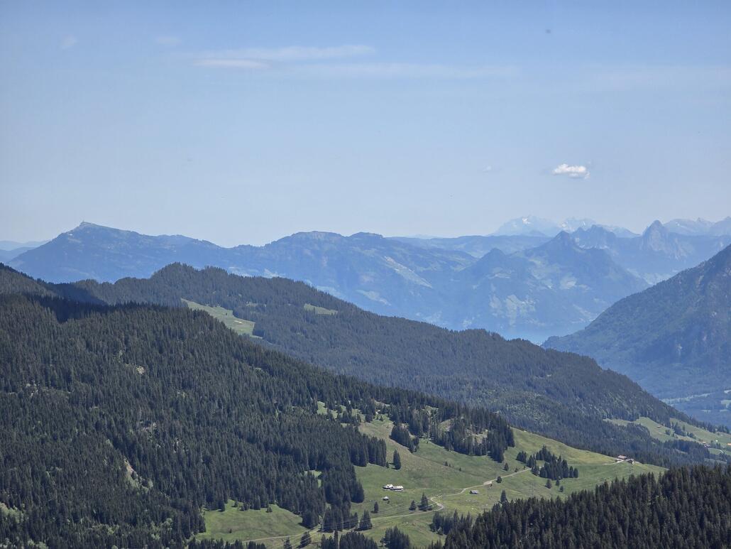 Neben Pilatus und Stanserhorn sind auch weitere namhafte Gipfel wie die Rigi, die Mythen und sogar der Säntis zu sehen.