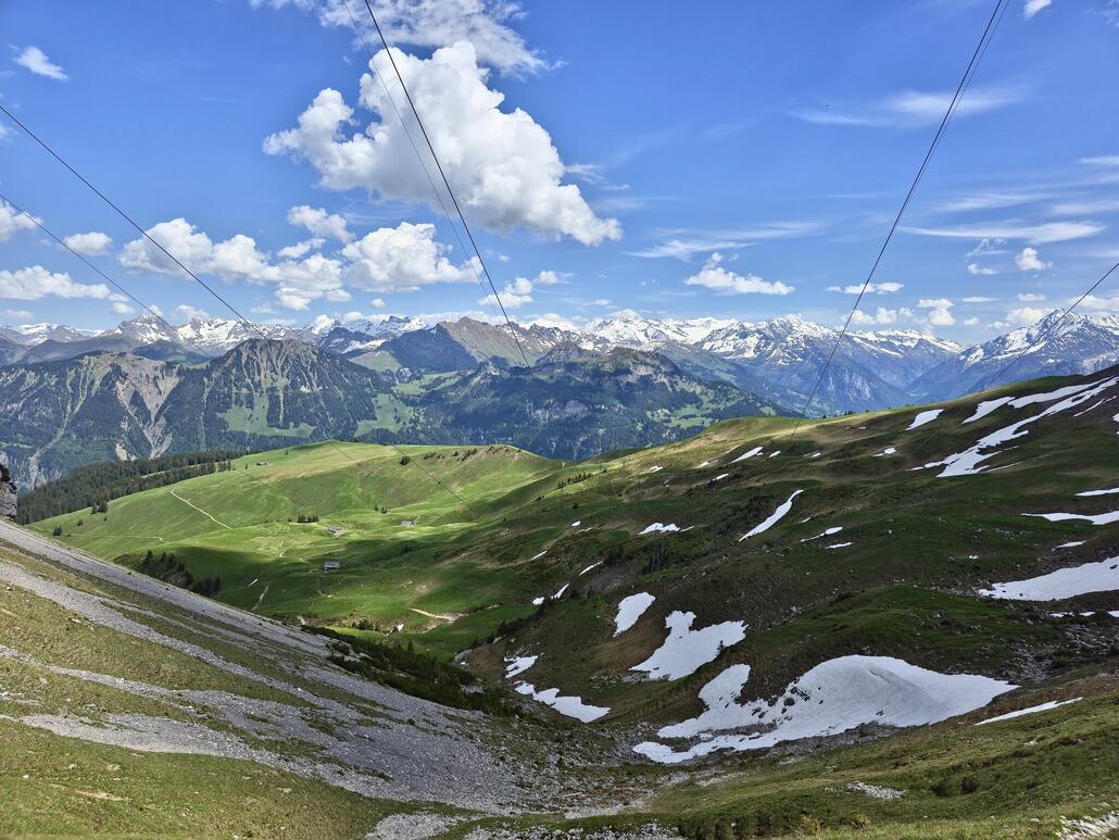Auf der Chringe angekommen. Der Ausblick über die Alpweiden in die schneebedeckten Berge lässt sich durchaus sehen.