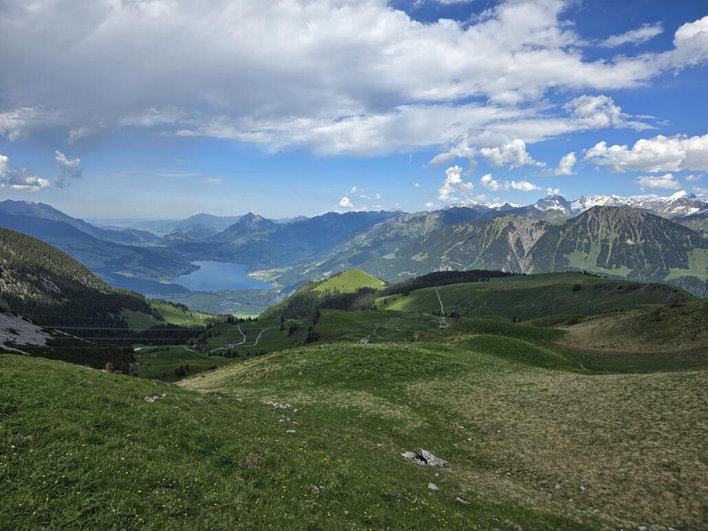 Wieder auf dem offiziellen Wanderweg angekommen ergibt sich dieser Ausblick zum Sarnersee