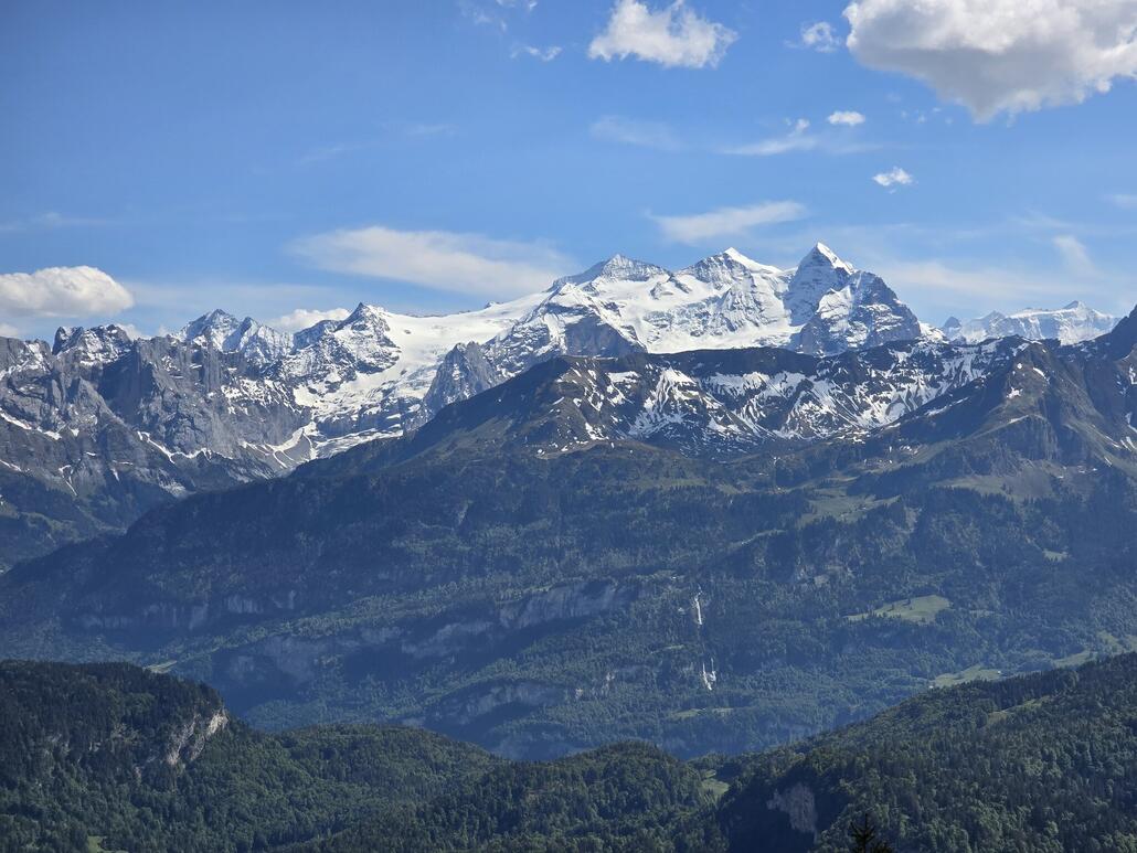 Auch hier sind wieder Rosenhorn, Mittelhorn und Wetterhorn zu sehen. Rechts ist das grosse Fiescherhorn an der Grenze zum Wallis zu sehen.